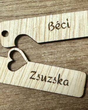 Egymásba illeszkedő gravírozott páros kulcstartó – Az összetartozás jele