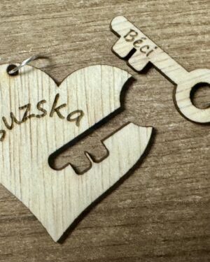 Gravírozott szív és kulcs páros kulcstartó – A szíved kulcsa